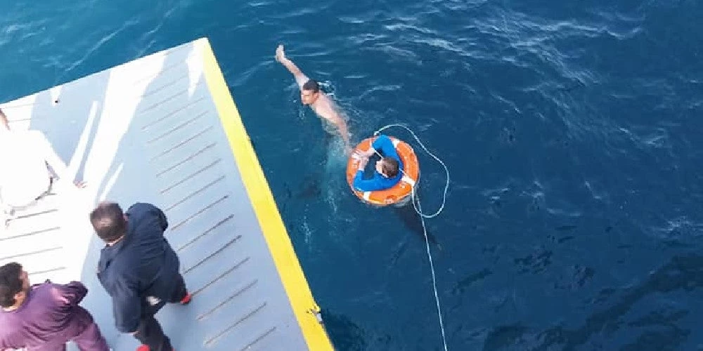 Καρέ καρέ η διάσωση γυναίκας από το «Άγιος Νεκτάριος Αίγινας» (εικόνες)